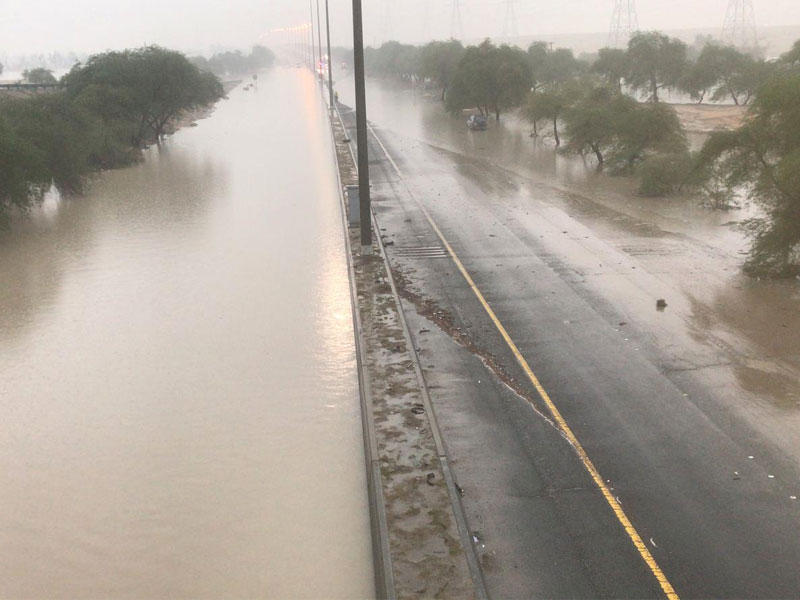 في موجة ثانية لا تقل كثافة عن الأولى، استمر هطول أمطار الخير على أرض الكويت، أمس، وعاشت المنطقة الجنوبية الغربية تداعيات العاصفة التي حولت الدائري السابع إلى نهر (كما يبدو في الصورة)، وسط استعدادات وتدابير الجهات المعنية، والتحذيرات المتواصلة للمواطنين والمقيمين بالبقاء في منازلهم وعدم الخروج منها إلا للضرورة.