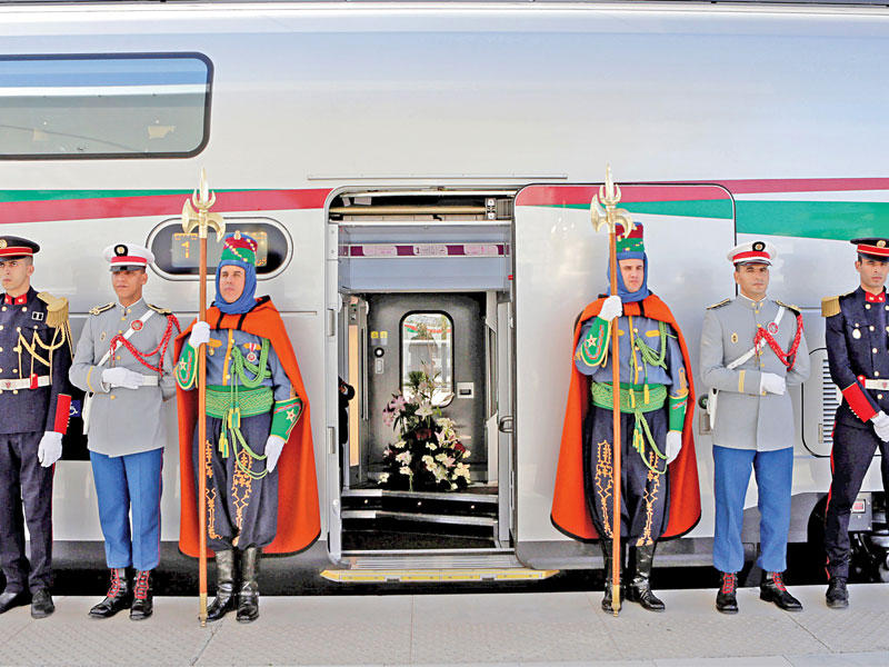 حرس الشرف المغربي أمام قطار البراق السريع قبل تدشينه بحضور الملك محمد السادس وماكرون بطنجة أمس  (رويترز)