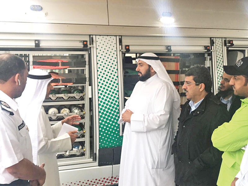 الصباح ورضا خلال تفقدهما أحد المرافق الصحية 