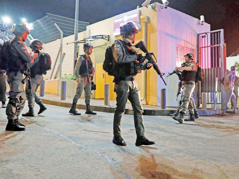 جنود إسرائيليون ينتشرون في موقع عملية الطعن بمركز الشرطة ليل أمس الأول (أ ف ب)