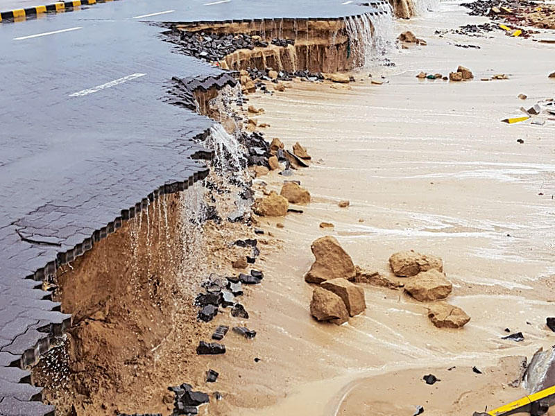انهيار بطريق إسطبلات الأحمدي نتيجة السيول