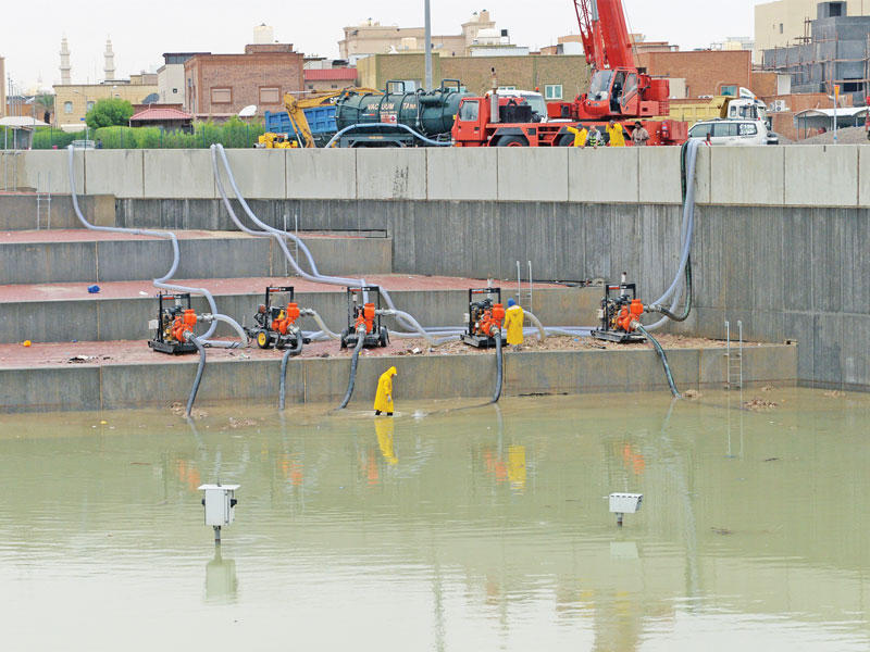 محاولات تصريف المياه من الشوارع الرئيسية