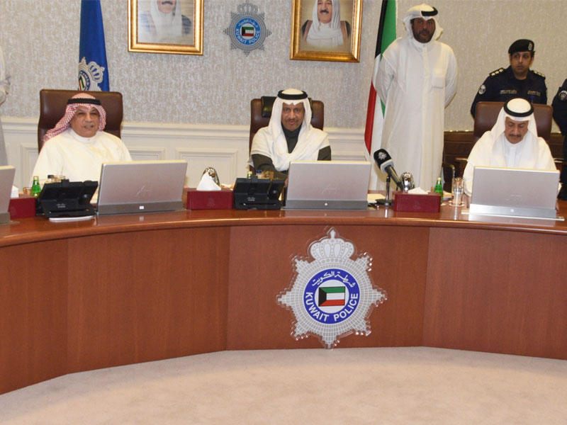 المبارك متوسطاً الجراح والرومي خلال الاجتماع مع الجهات الحكومية أمس