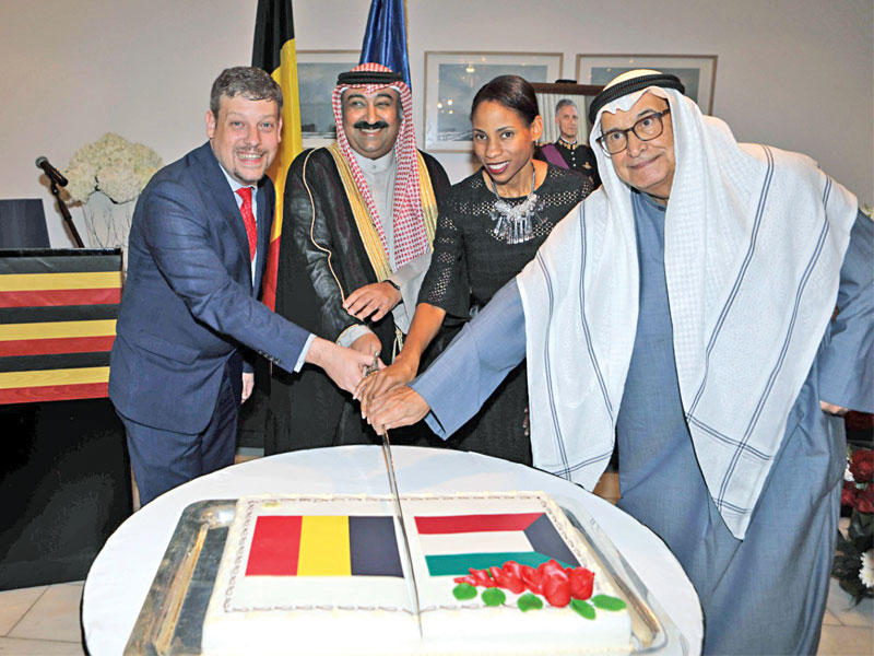 السفيران الخبيزي والبلجيكي خلال قطع قالب الحلوى