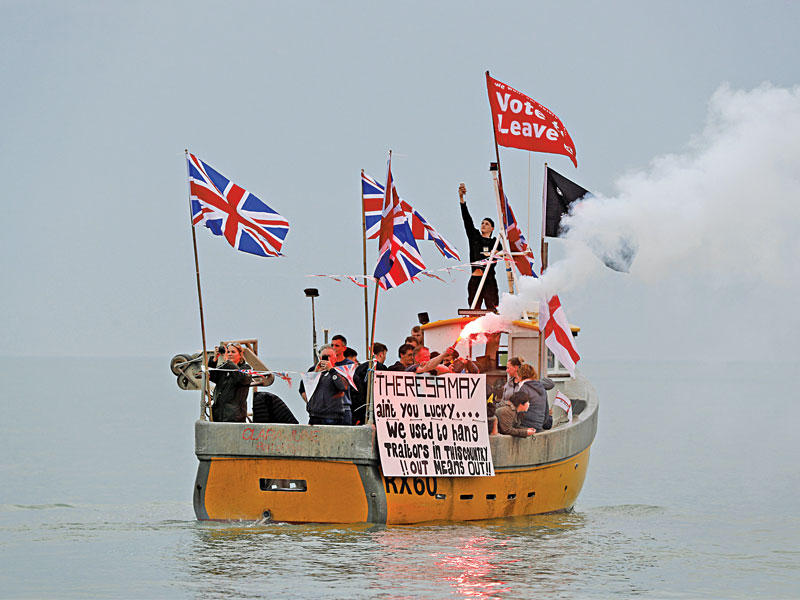 صيادون بريطانيون يحتجون بطريقتهم على خطة ماي  (رويترز)n