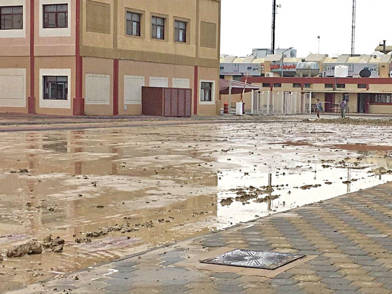 ساحة إحدى المدارس ويبدو تجمع المياه