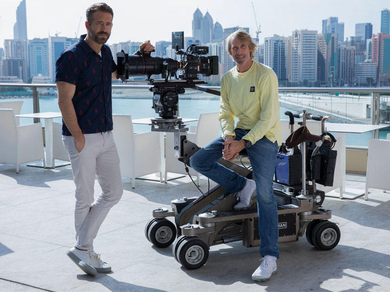 مايكل باي وريان رينولدز