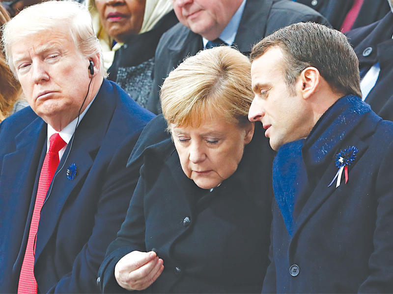 ماكرون وميركل وترامب في مئوية الحرب الأولى بباريس في 11 الجاري (أي بي أيه)