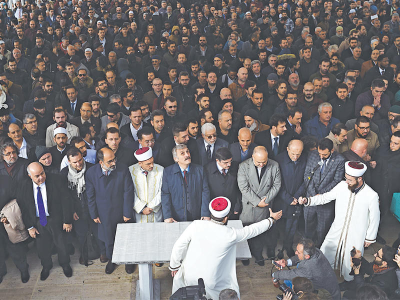 مصلون بينهم مسؤولون أتراك خلال صلاة الجمعة  أمس في مسجد الفاتح في اسطنبول التي تلتها تلاوة صلاة الغائب على خاشقجي ( أ ف ب )