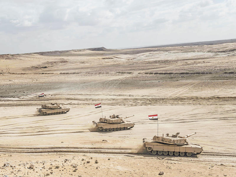 دبابات مصرية تشارك في مناورات «درع العرب» بمطروح أمس الأول (ا ف ب)