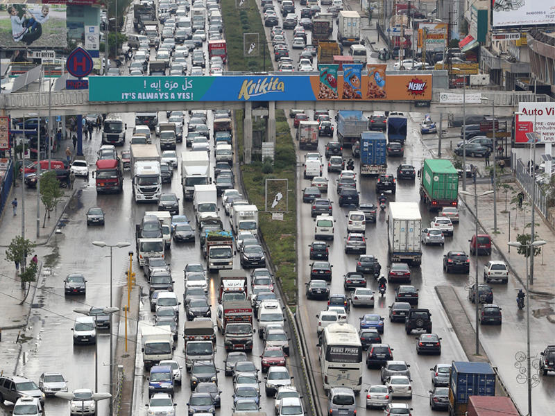 زحمة سير خانقة على أحد الطرق في بيروت أمس (رويترز)
