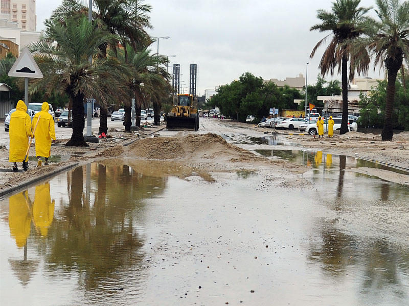 فرق الطوارئ تتعامل مع تجمعات المياه