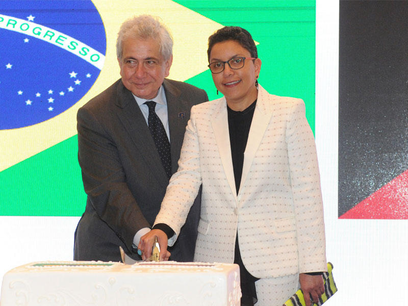 الخالد وسفير البرازيل يقطعان قالب الحلوى