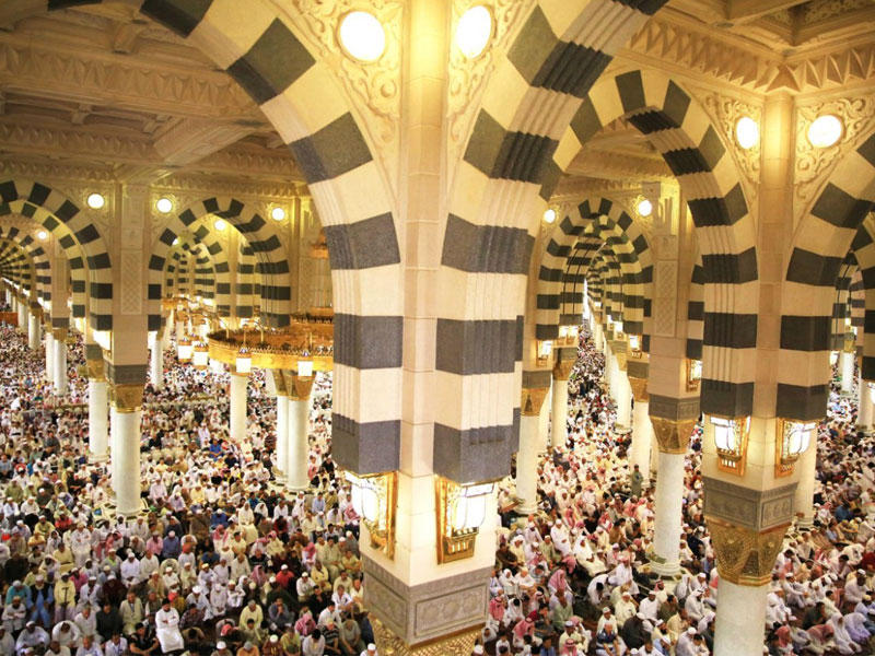 جانب من صلاة الجمعة أمس في المسجد النبوي الشريف في المدينة المنورة، التي تلتها صلاة الغائب على خاشقجيt (واس)