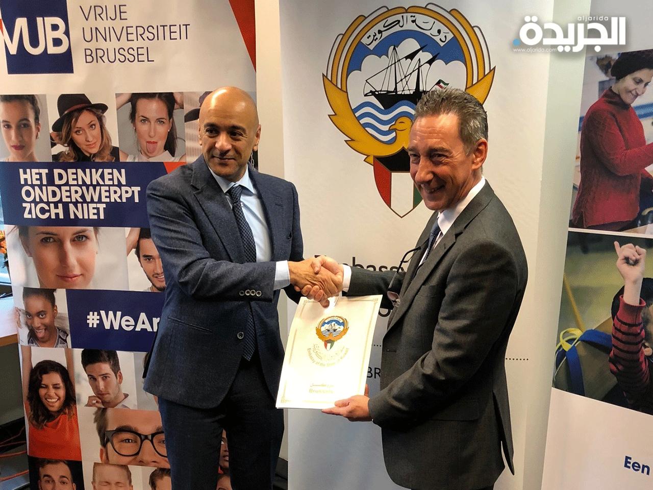 السفير جاسم البديوي يسلم شيك التبرع الى نائب رئيس الجامعة البروفيسور رومسين موسن