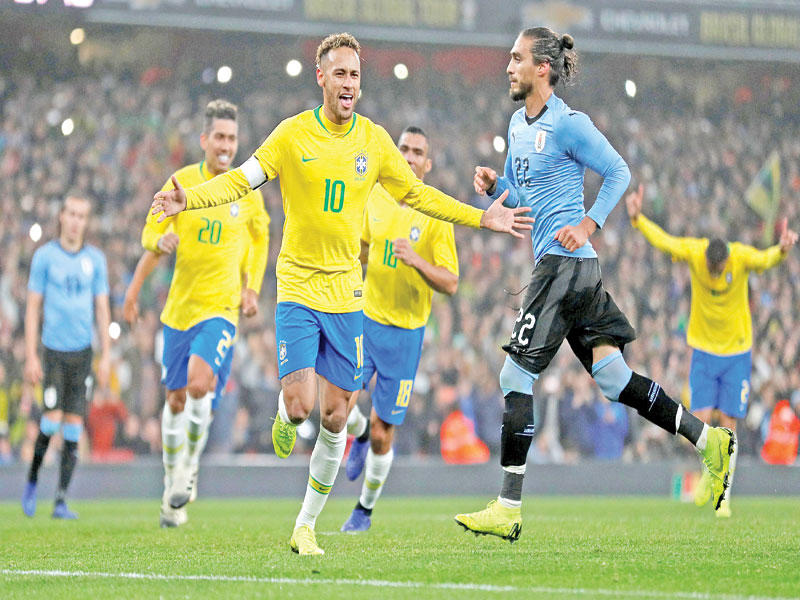 نيمار يحتفل بهدفه في مرمى أوروغواي