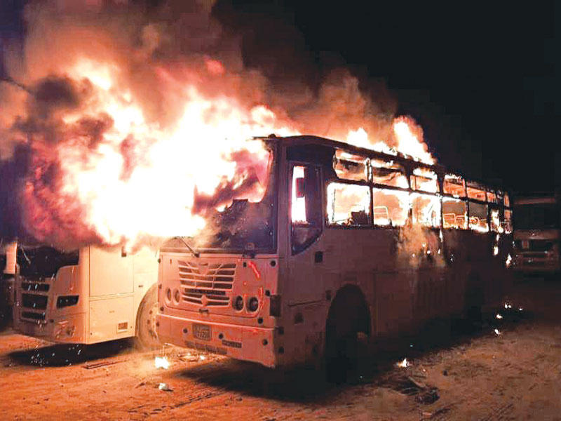 النيران تلتهم الحافلتين