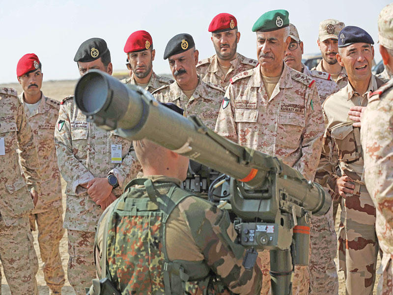 رئيس الأركان خلال زيارته لموقع التدريب لـ «لؤلؤة الغرب» 