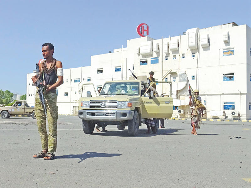 عناصر من القوات الموالية للحكومة اليمنية بمحيط مستشفى تم تحريره في الحديدة الخميس الماضي (أ ف ب)