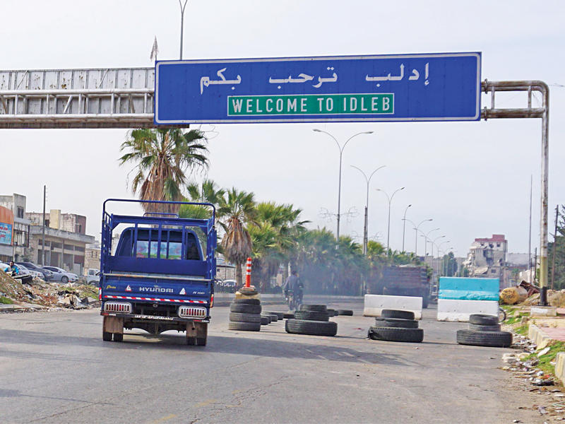 أحد مداخل مدينة إدلب شمال سورية كما بدا أمس (أ ف ب)