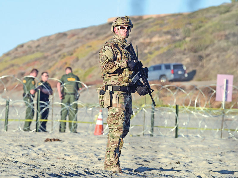 جندي أميركي في الجانب الأميركي من تيخوانا