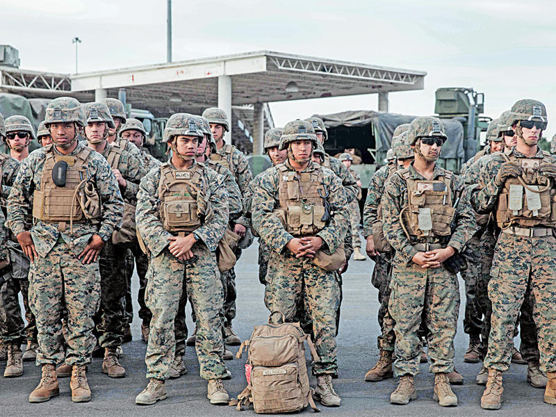 جنود أميركيون على الحدود بين كاليفورنيا والمكسيك أمس الأول مع بدء وصول دفعات من المهاجرين القادمين من أميركا الوسطى (أ ف ب)