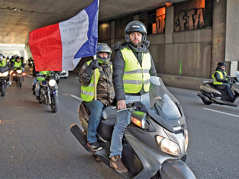 فرنسيان على دراجة خلال إغلاق الدائري المحيط بباريس أمس (أ ف ب)n