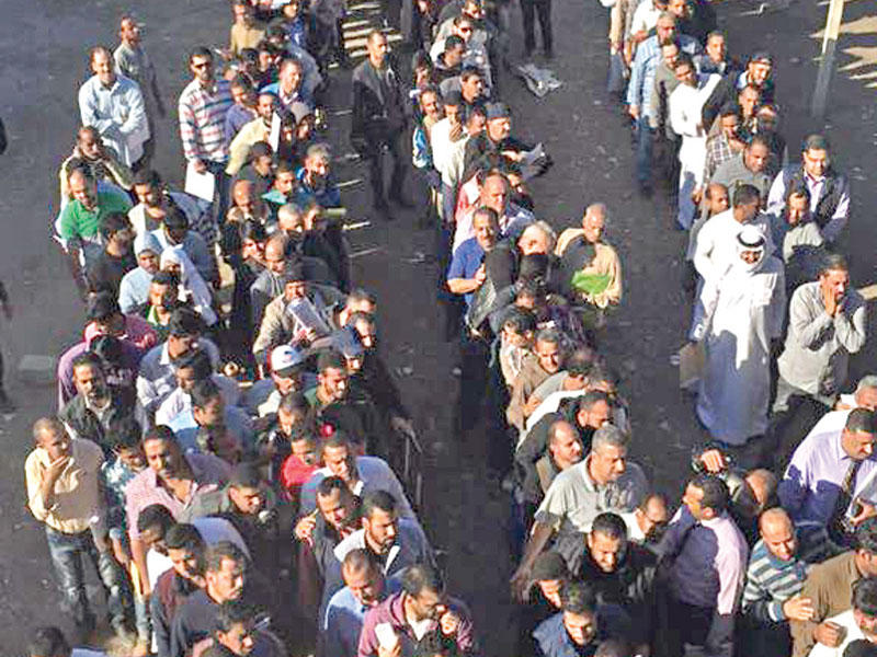 جانب من «طوابير الضمان»