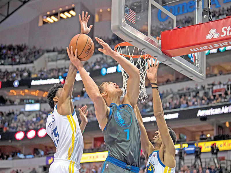 جانب من مباراة دالاس مافريكس وغولدن ستايت ووريرز