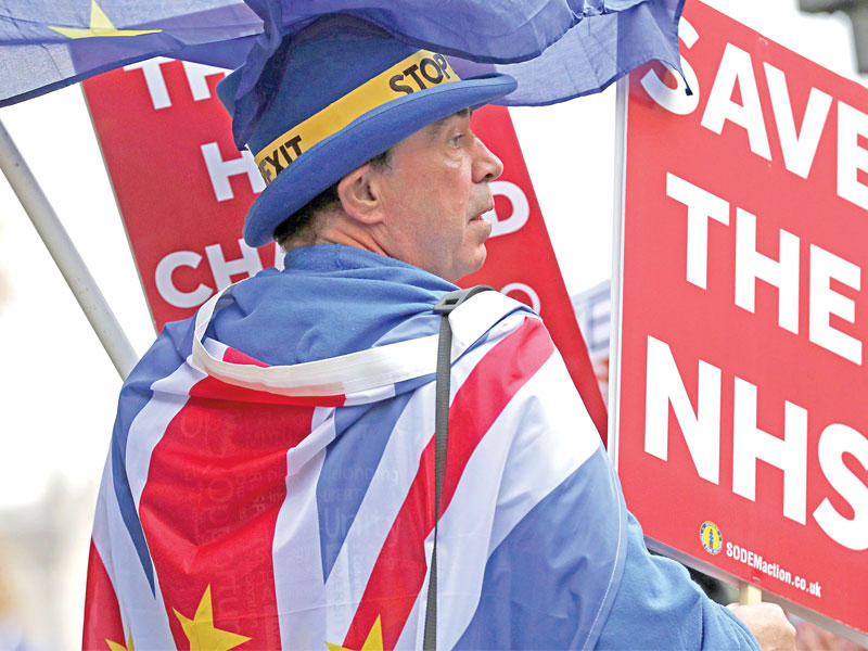 مؤيد لـ «بريكست» خلال تظاهرة في لندن الأسبوع الماضيt(أ ف ب)