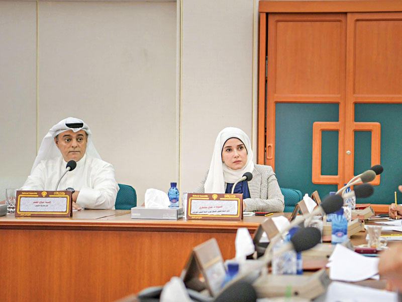 بوشهري والمضف في اجتماع «المالية» أمس