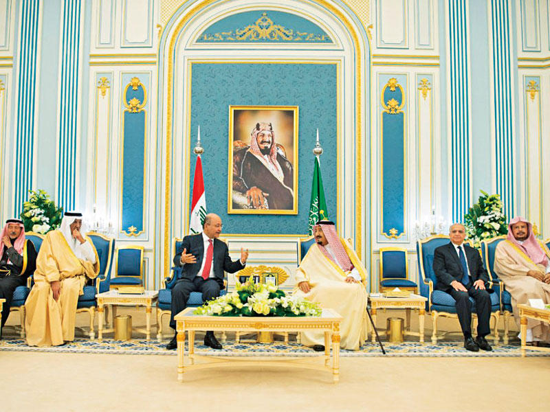 الملك سلمان مستقبلاً الرئيس العراقي في الرياض أمس (واس)