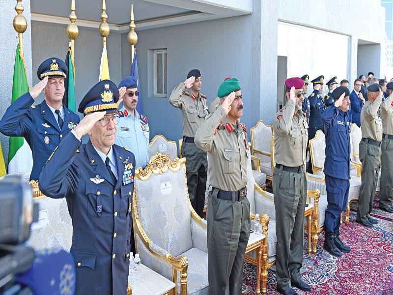 الخضر والمسؤول الإيطالي خلال العرض