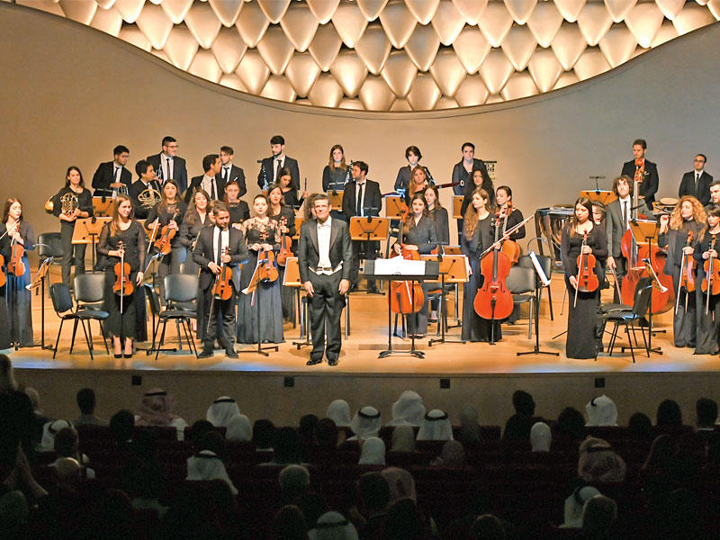 تحية أوركسترا الشباب الإيطالي للجمهور 