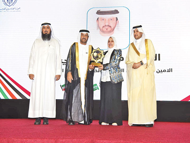 الصبيح والعتل وعبدالله خلال تكريم أحد المهندسين