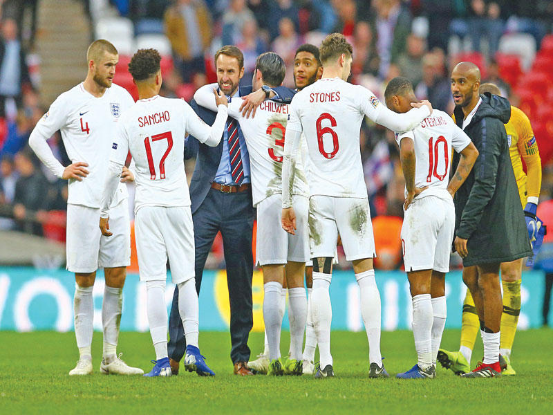 لاعبو المنتخب الإنكليزي والمدرب ساوثغيت بعد انتهاء المباراة