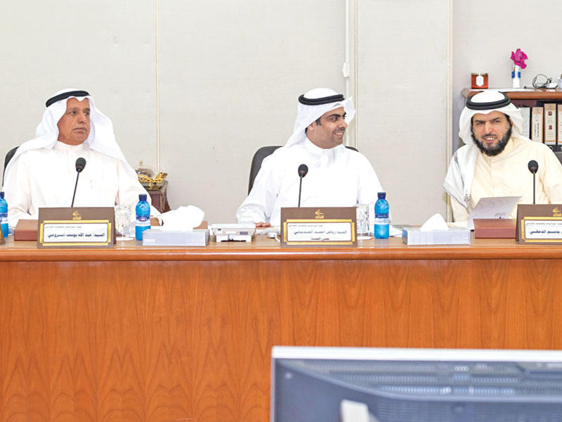 العدساني متوسطاً الدمخي والرومي في اجتماع «الميزانيات»