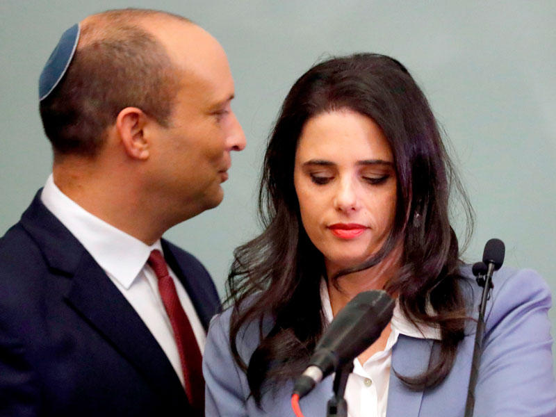 وزيرة العدل الإسرائيلية أيليت شكد مع وزير التعليم نفتالي بينيت خلال مؤتمر صحافي في القدس أمس        (ا ف ب)