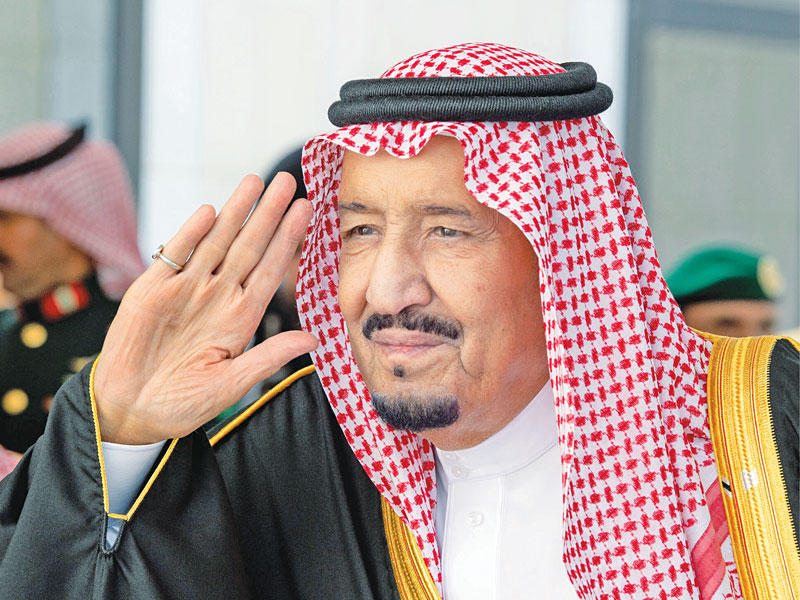 الملك سلمان لدى وصوله إلى مجلس الشورى بالرياض أمس n