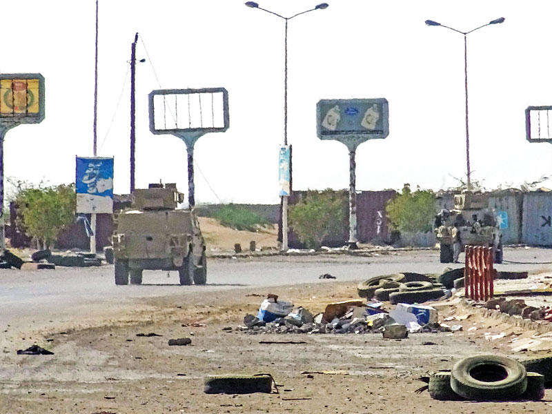 رتل عسكري تابع للقوات الحكومية في مدينة الحديدة أمس الأول (أ ف ب)