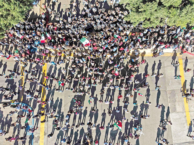 المئات من سكان تيخوانا المكسيكية يتظاهرون ضد قافلة المهاجرين أمس الأول (أ ف ب)