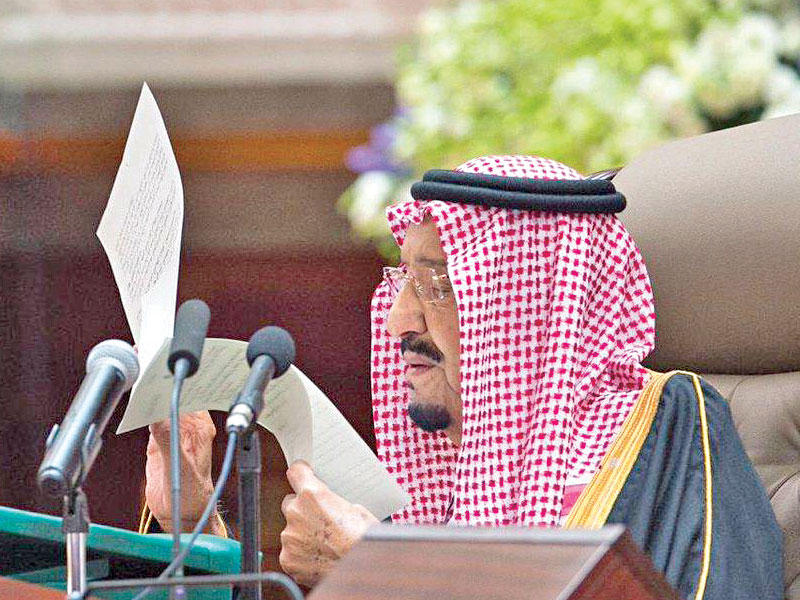 الملك سلمان قبيل إلقاء كلمته في افتتاح مجلس الشورى أمس