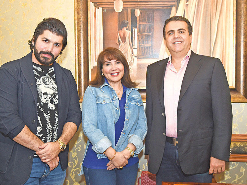 هدى حسين تتوسط عبدالله السيف وجمال سنان