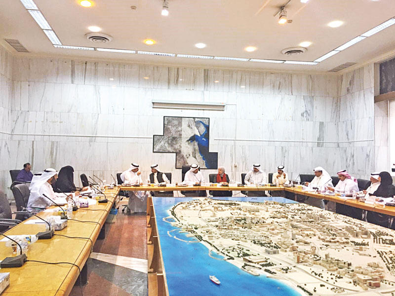 اللجنة الفنية في المجلس البلدي خلال اجتماعها أمس