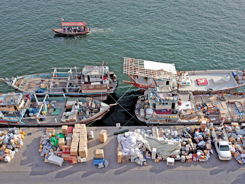 بضائع بانتظار تحميلها على سفينة من دبي القديمة إلى إيران مطلع نوفمبر الحالي  (رويترز)