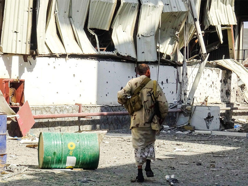 أفراد من القوات اليمنية الموالية للحكومة في منطقة صناعية في الضواحي الشرقية لمدينة الحديدة