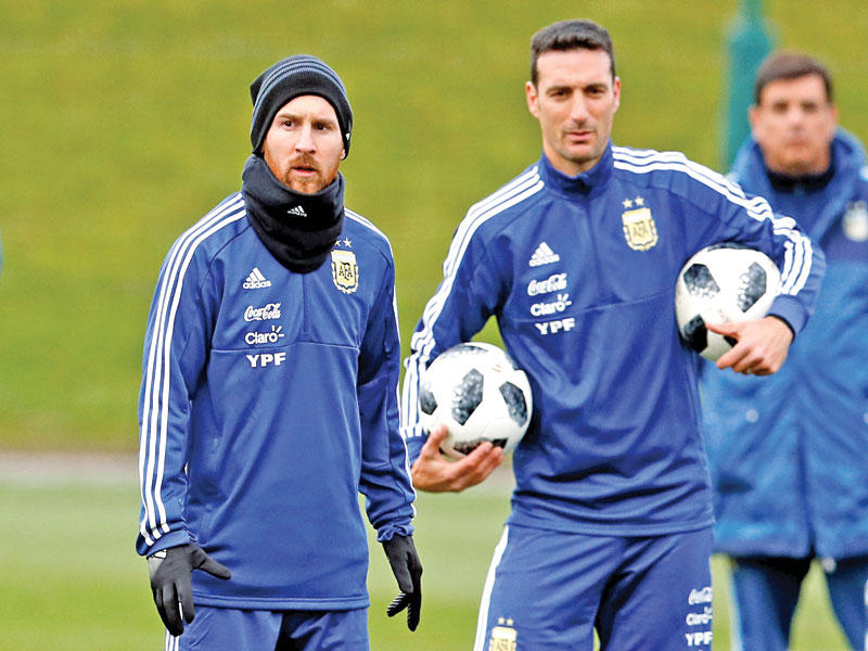 سكالوني حينما كان مساعداً للمدرب وليونيل ميسي