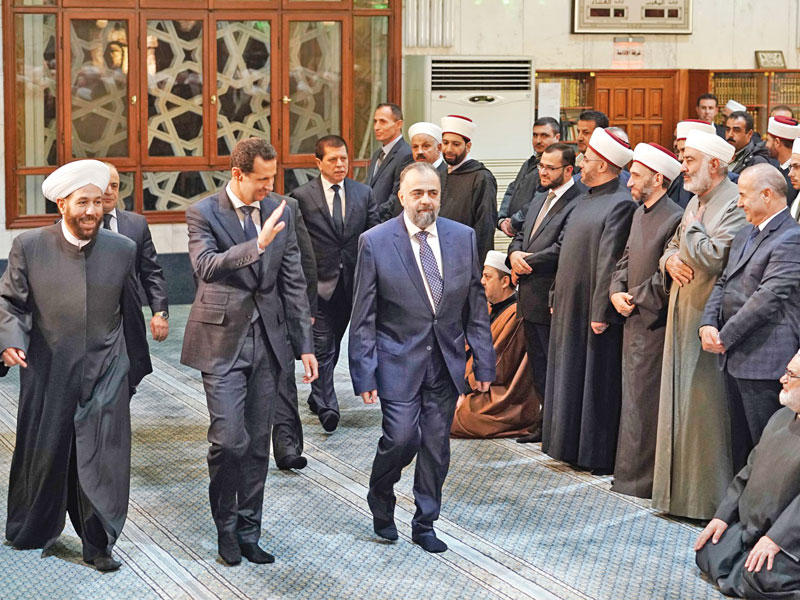 الأسد يصل لأداء الصلاة في أحد مساجد دمشق أمس الأول 