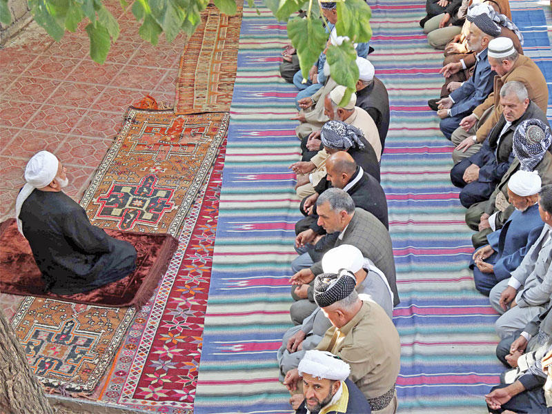 أكراد عراقيون خلال صلاة عيد المولد في شمال العراق أمس	(أ ف ب)