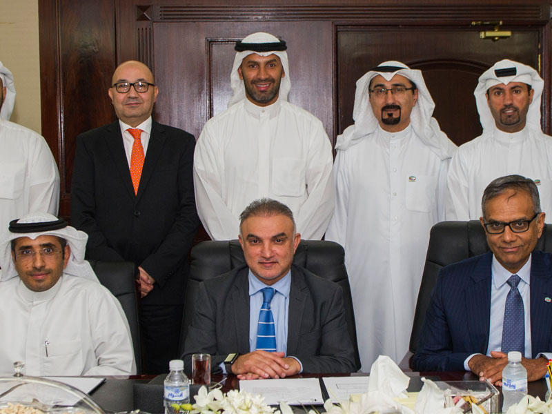 لقطة جماعية عقب توقيع الاتفاقية